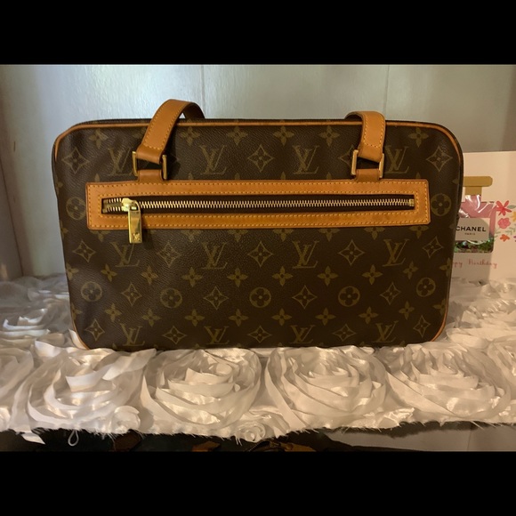 Pre owned Louis Vuitton good condition $550 - Picture 2 of 8